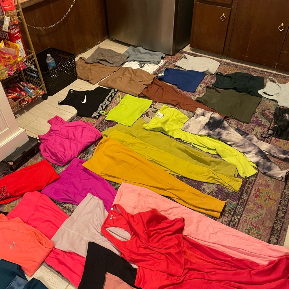 70 pairs leggings 18 tops 14 shorts Colorful Activewear Collection Nike UA